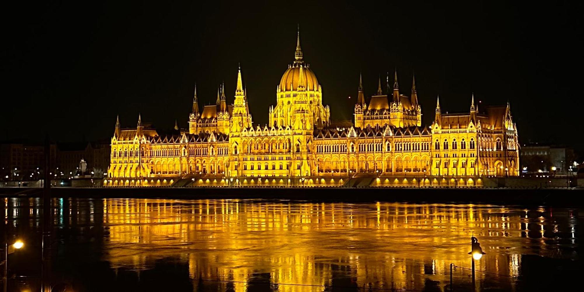 Klarahome With Parliament View Budapest